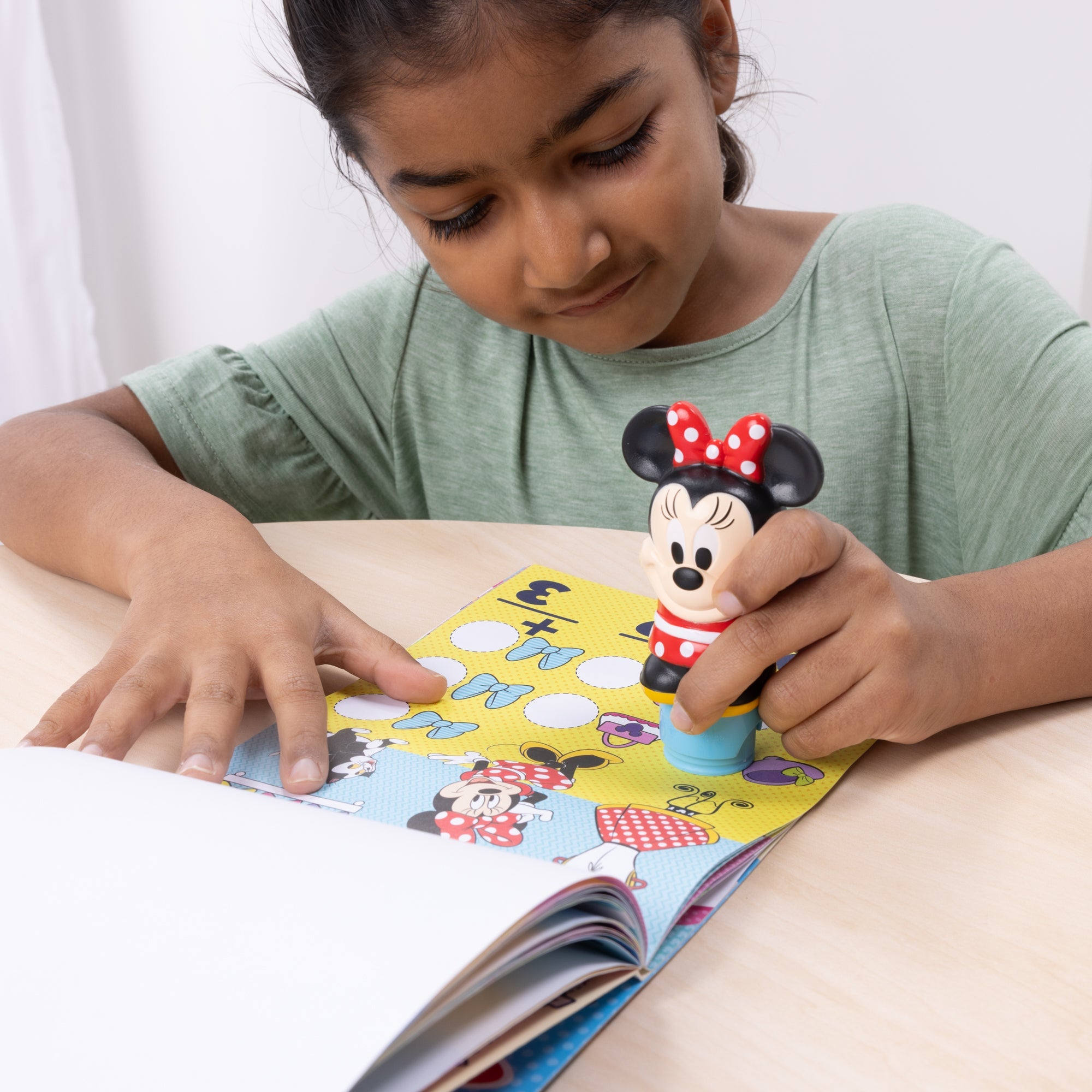 Sticker WOW!? Disney Minnie Mouse Bundle: Activity Pad & Sticker Stamper + Mini Activity Pad and 200 Refill Stickers